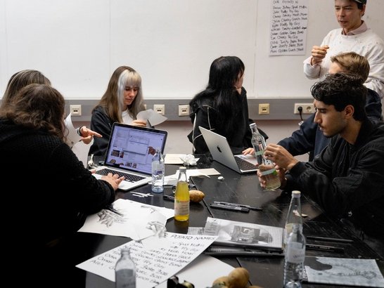 Lehrlinge arbeiten an einem Fanzine