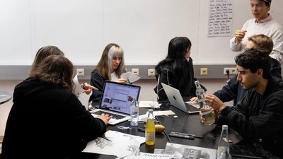 Lehrlinge arbeiten an einem Fanzine