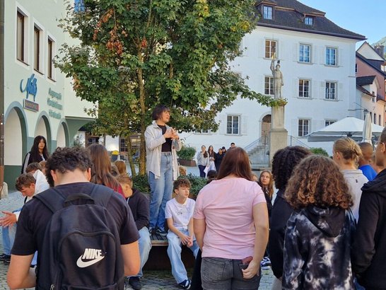 Gruppe von Schüler/innen in der Stadt