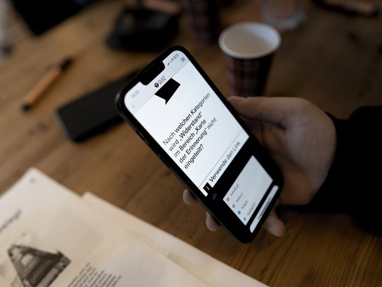 Smartphone mit geöffnetem Quiz zur Auseinandersetzung mit Erinnerung und Widerstand.