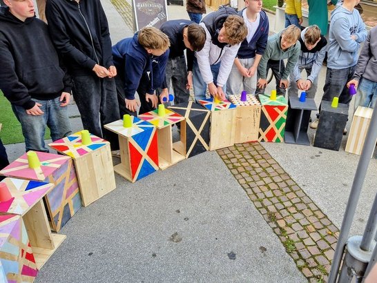 Eine Gruppe von Jugendlichen stehen im Kreis