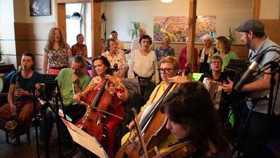 Gemeinsame Performance der Schüler/innen, Senior/innen und Musiker/innen