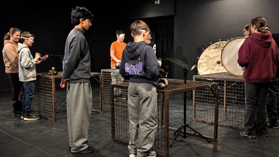 Schüler:innen führen ein Theaterprojekt auf