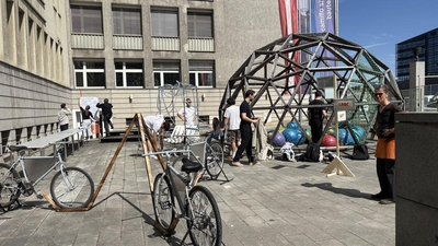 Schüler:innen arbeiten im Außenbereich des Camillo Sitte Bautechnikums an den Festival- und Klimamöbeln für die Klima Biennale Wien.