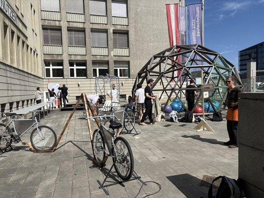 Schüler:innen arbeiten im Außenbereich des Camillo Sitte Bautechnikums an den Festival- und Klimamöbeln für die Klima Biennale Wien.