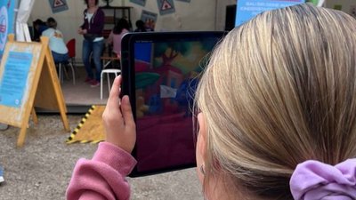 Ein Mädchen macht mit ihrem Smartphone ein Foto
