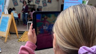 Ein Mädchen macht mit ihrem Smartphone ein Foto