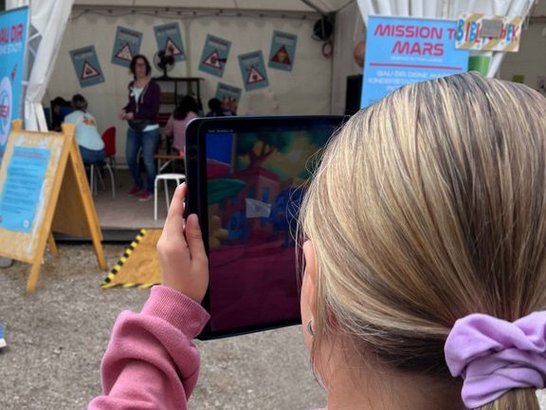 Ein Mädchen macht mit ihrem Smartphone ein Foto