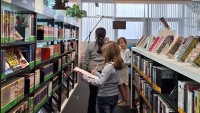 Schüler:innen lesen Bücher in einer Bibliothek