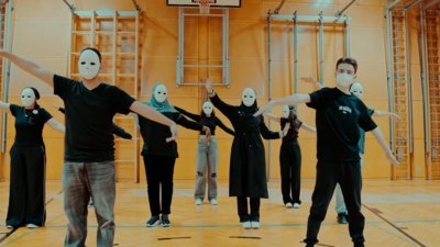 Mehrere Schüler/innen tanzen im Turnsaal