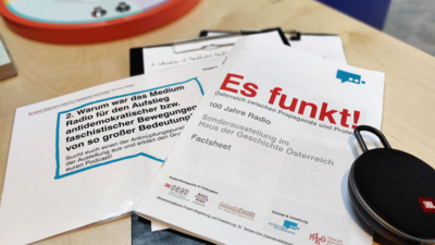 Tisch auf dem Unterlagen und Dokumente liegen