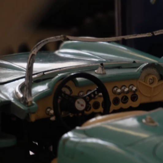Videostill von einem Oldtimer Armaturenbrett und Lenkrad