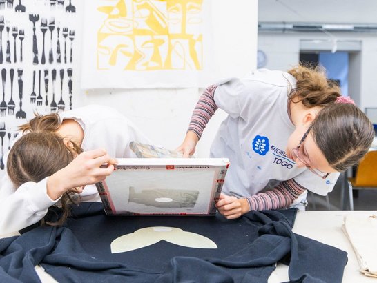 2 Schülerinnen arbeiten gemeinsam an einem Kunstprojekt