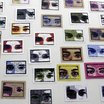 Eine weiße Wand, auf der viele Karten hängen, auf denen bunte Augenausschnitte zu sehen sind