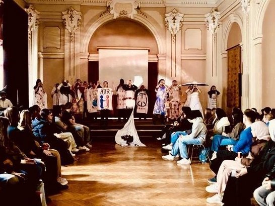 pe-Projekt „Let‘s give Peace a Chance“