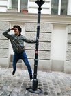 Jugendlicher turnt auf einer Verkehrsstange