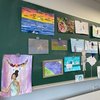 Gezeichnete Bilder hängend auf einer Schultafel die Sage über die Gründung Europas