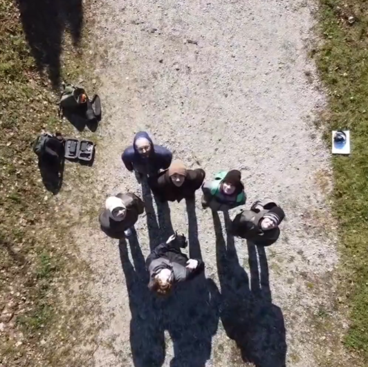 Videostill Schüler auf einem Weg von oben fotografiert