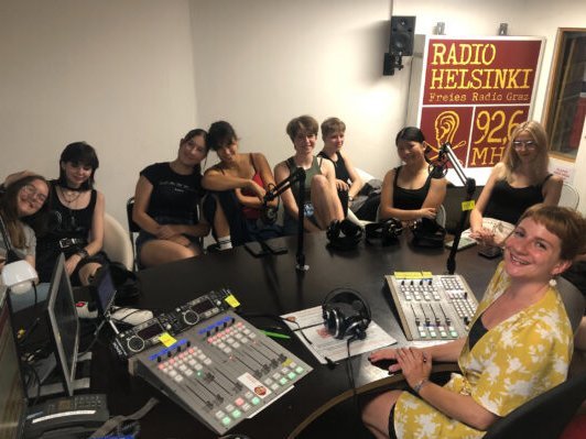 Das Bild zeigt mehrere Schülerinnen in einem Tonstudio