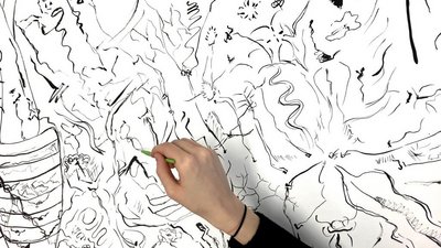 Hand mit Stift zeichnend auf weiße Fläche voller schwarzer Linien