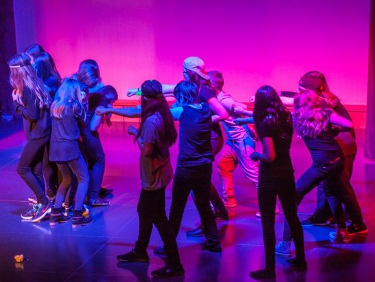 Mehrere Kinder tanzen