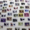 Bunte Bilder von Augenpaaren an einer weißen Wand