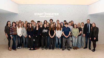 Gruppenfoto von Schüler:innen des BORG Wiener Neustadt im Stadttheater Wiener Neustadt