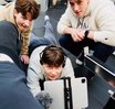 Jugendliche filmen liegend eine Szene