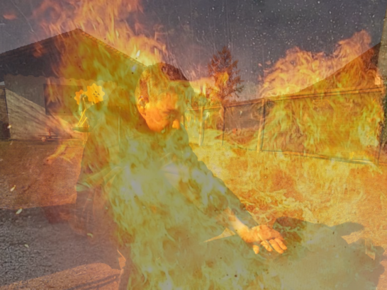 Ein Kind sitzt am Lagerfeuer