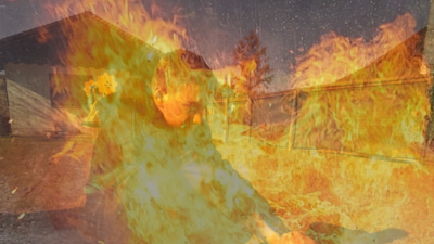 Ein Kind sitzt am Lagerfeuer