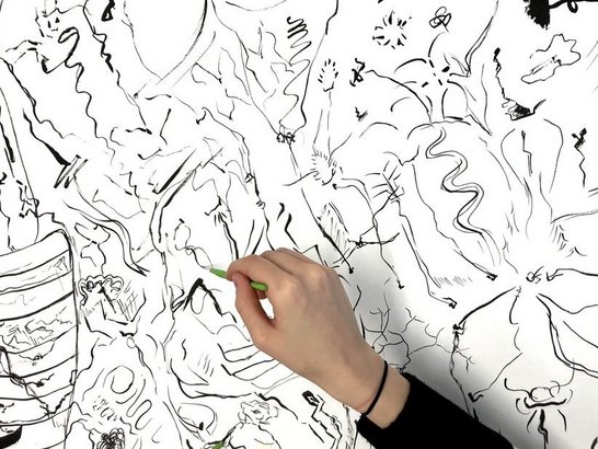 Projekt "plants and relatives" des APP Innsbruck Hand mit Stift zeichnend auf weiße Fläche voller schwarzer Linien