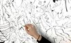Hand mit Stift zeichnend auf weiße Fläche voller schwarzer Linien