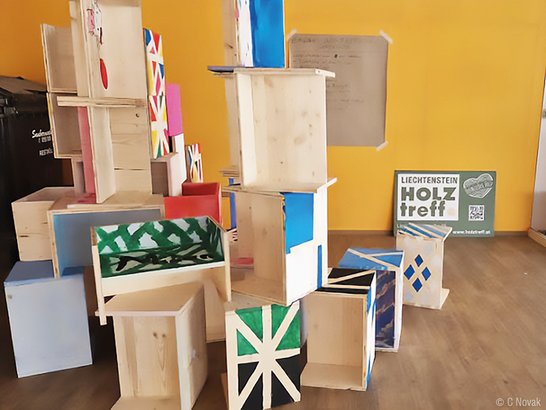 Selbst gebaute und gestaltete Hocker in einem PopUp-Raum