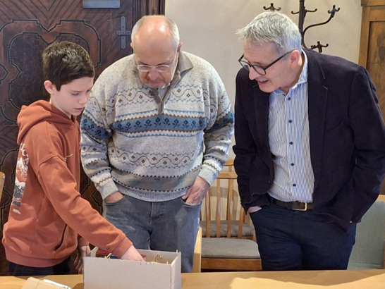 Herr Bürgermeister Schachner und Herr Leichtfried lauschten gebannt den Vorführungen der Kinder.
