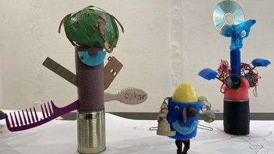 Gebastelte Figuren aus Karton und anderen recycelten Materialien.