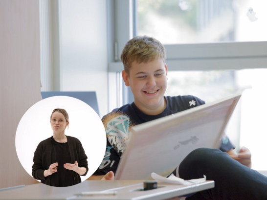 Schüler:innen in der Klasse bei einer Projektarbeit