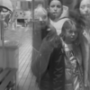 Videostill 4 Mädchen schwarzweiß hinter einer Scheibe