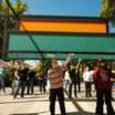 Kinder tanzen im Park
