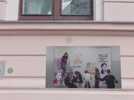 Digitale Darstellung einer künstlerischen Arbeit mit mehreren Personen und Textfragmenten vor einer Hausfassade.