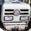 Foto eines weißen alten Traktors von vorne