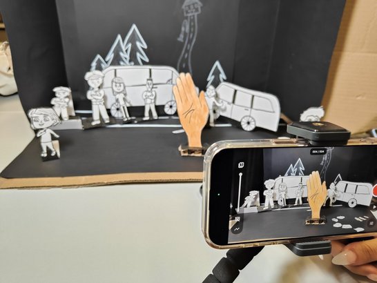 Das Bild zeigt ein Handy, mit welchem gerade ein Video gefilmt wird.