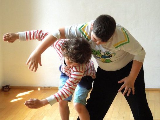 Zwei Kinder tanzen