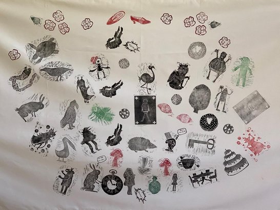 Das Bild zeigt eine 5x2 m große Leinwand mit dem Titel "Alice fällt durch ein Zeitloch in die Zukunft"