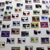 Weiße Wand mit Fotos von Augen, welche bearbeitet wurden, sodass sie einen sehr hohen Kontrast haben und teilweise sehr bunt sind.
