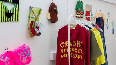 Installation "Service/Aufschlag" von Oscar Cueto in der Ausstellung "Against the Playbook"