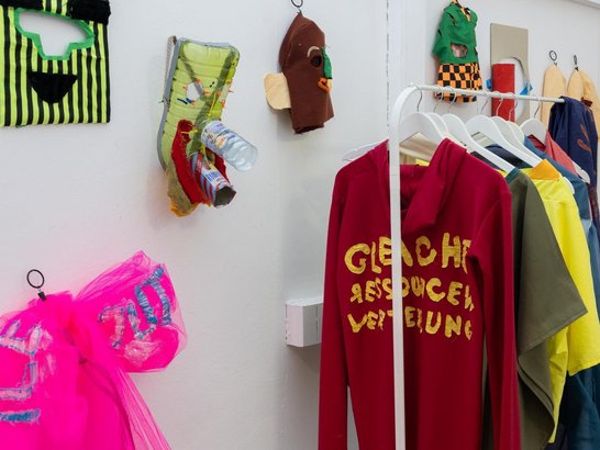 Installation "Service/Aufschlag" von Oscar Cueto in der Ausstellung "Against the Playbook"