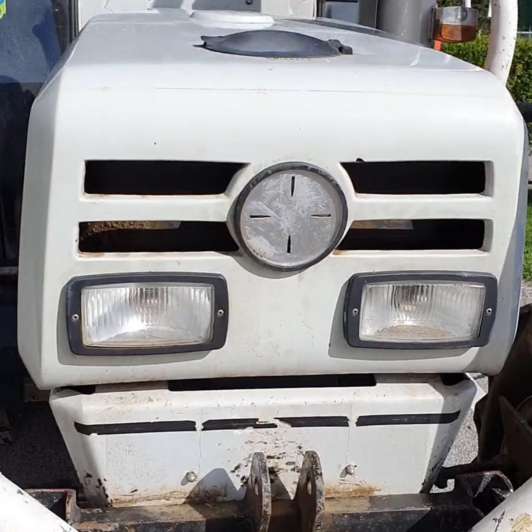 Foto eines weißen alten Traktors von vorne