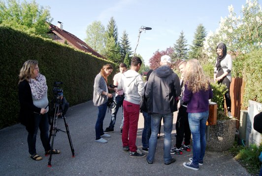 Foto von SchülerInnen, die sich bei den Dreharbeiten besprechen