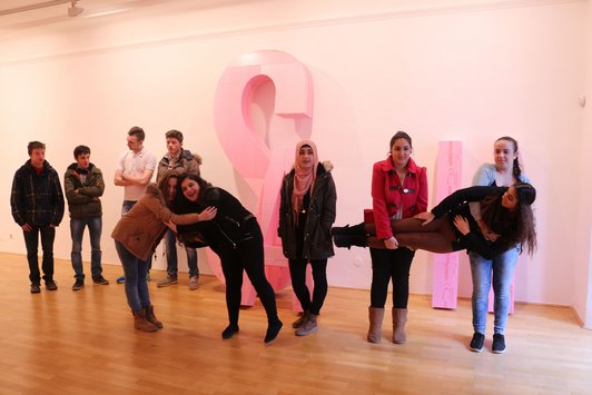 Foto von SchülerInnen in der Galerie der Stadt Schwaz