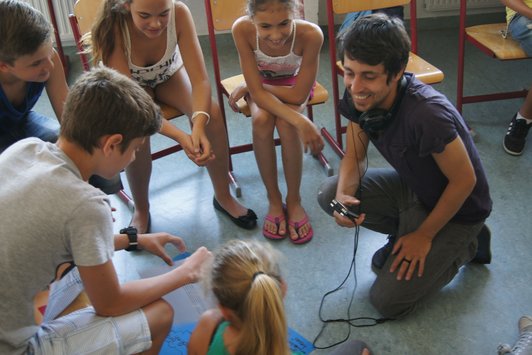 Foto von Audioaufnahmen mit SchülerInnen in der Klasse